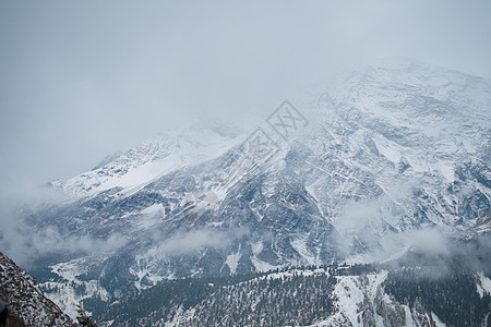 莱达尔村的雪地黑沙拉扬山脉旅行高度风景蓝色房子假期远足激光电路村庄图片