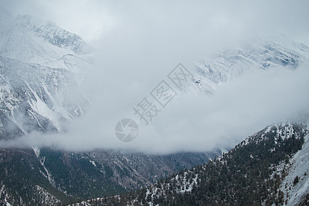 莱达尔村的雪地黑沙拉扬山脉激光高度远足旅行假期村庄蓝色风景雷达旅游图片