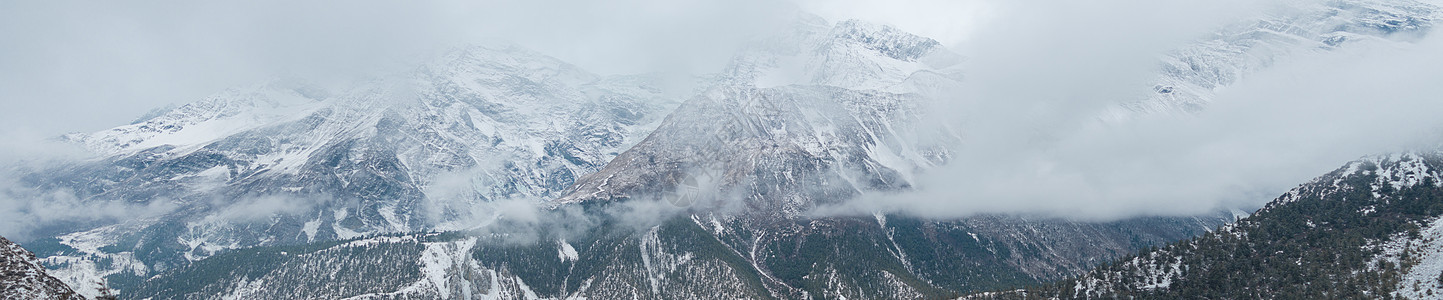 Ledar村的雪地黑沙拉扬山脉全景图片