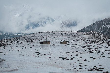 雪地喜马拉雅山上两栋房子图片