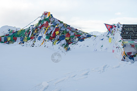 苏隆拉关峰的祷告旗帜 满天下着大雪远足首脑阳光电路风景踪迹佛教徒动机路标旅行图片