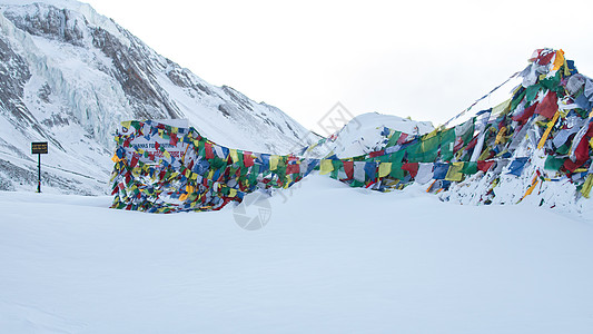 苏隆拉关峰的祷告旗帜 满天下着大雪胜利踪迹冷冻顶峰风景山脉阳光路标动机太阳图片