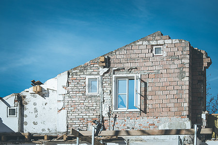 建筑工地概念 翻修旧房 昂贵的建筑材料建造设备建筑学工作住宅拆除蓝天石工瓦工起重机建设装修图片