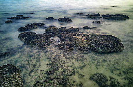 海洋中的石头日落国家海岸天空场景季节海浪风景旅行水平图片