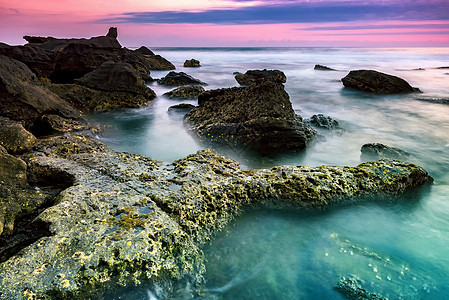 海洋中的石头日落场景海景国家海浪季节水平海岸风景天空图片