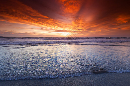 辐射海滨日落海洋反射双六海浪旅行海岸阳光海滩太阳海岸线图片