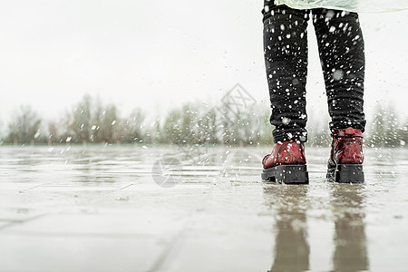 女人在雨中玩耍 在水坑里跳飞溅乐趣天气女孩城市行动训练赛跑者闲暇沥青图片