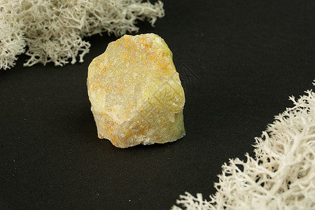 来自马达加斯加的蛋白石 在黑背景的自然矿物石头 矿物学 地质学 宝石魔法 半宝石和矿物样品 特写微距照片礼物展示水晶火焰首饰电气图片