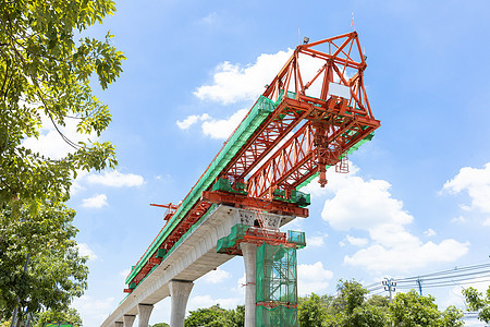 空中列车加高铁路天空红色建筑都市绿色车站轻轨基础设施建筑学过境图片