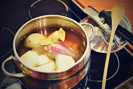 准备自制鸡汤汤 在厨房的炉子上加了做饭的原料午餐香菜肉汤美食疾病勺子营养蔬菜乡村烹饪图片