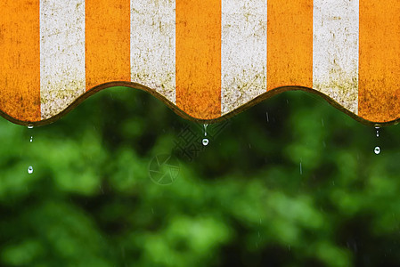 雨 春日 阳台上的遮阳篷和自然色彩背景上的水滴摄影太阳阵雨条纹倾盆大雨纺织品阳光下雨天气蓝色图片