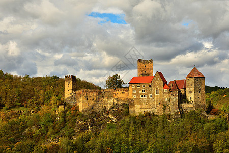 奥地利美丽的秋天风景 与一个漂亮的老哈代格城堡季节山麓历史历史性森林建筑学旅行石头城市建筑图片
