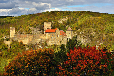 奥地利美丽的秋天风景 与一个漂亮的老哈代格城堡城市森林建筑学季节旅行山麓国家爬坡反射历史图片