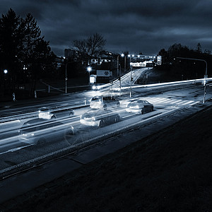 夜照交通在路上 夜晚的风景与汽车 灯光和彩色线模糊的汽车辉光摄影建筑学小径街道市中心车辆驾驶场景踪迹图片