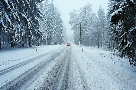 有汽车的多雪的冬天路 冬天在山区驾驶危险的汽车 交通 汽车和旅行的概念山脉街道安全天气风暴场景运输暴风雪季节天空图片