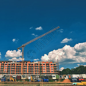 起重机和新建筑的建造 日落时 建筑业背景美貌极了商业蓝色框架生长场景橙子住房工作男人开发商背景图片