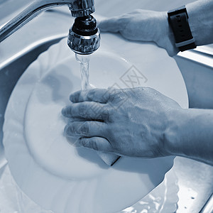 手洗盘子 手拿海绵 然后在厨房里下水洗盘子的脏盘子餐具女士洗碗机工作泡沫液体洗碗女性清洁工玻璃图片