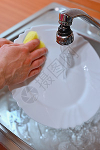手洗盘子 手拿海绵 然后在厨房里下水洗盘子的脏盘子餐具主妇玻璃家务擦洗餐厅打扫肥皂家庭泡沫图片