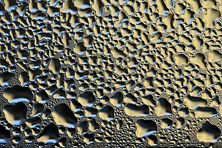 五颜六色的抽象背景 窗户上水滴的美丽宏观照片飞沫凝结天气雨滴金属环境液体玻璃材料墙纸图片