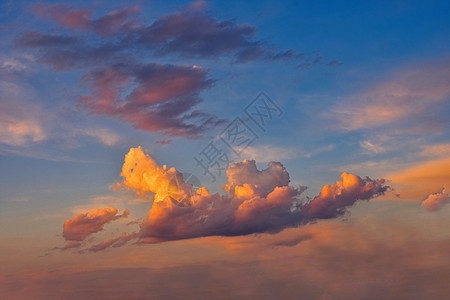 日落时蓝天上美丽的多彩云 浪漫的背景概念场景金子美丽日落地平线天空紫色阳光云景天堂图片