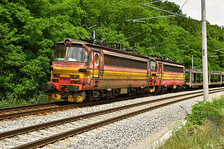 美丽的捷克客运列车载着马车运输旅行技术平台商业速度民众运动货物铁路图片