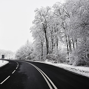 清空道路 有雪覆盖的风景 美丽的冬季交通和汽车季节性背景运动运输暴风雪国家速度日落风暴沥青森林危险图片