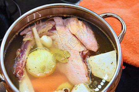 准备自制鸡汤汤 在厨房的炉子上加了做饭的原料饮食食物洋葱乡村肉汤蔬菜盘子美食勺子营养图片