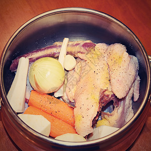 准备自制鸡汤汤 在厨房的炉子上加了做饭的原料盘子午餐营养乡村胡椒肉汤饮食勺子疾病香菜图片