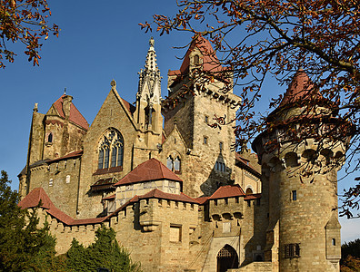 村美丽的中世纪城堡 在维也纳附近 奥地利  欧洲 秋天的一天堡垒风景废墟地标石头天空岩石蓝色文化村庄图片
