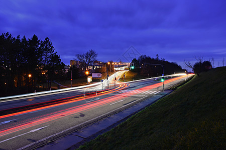 夜照交通在路上 夜晚的风景与汽车 灯光和彩色线模糊的汽车运动驾驶市中心隧道车辆场景摄影运输街道景观图片