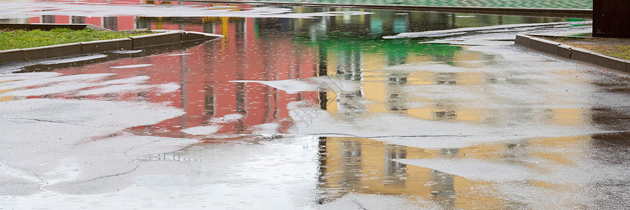 雨天老式公寓的水坑反射城市中心街道房子市中心房屋镜子旅行天气建筑图片