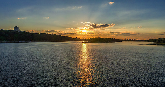 乌克兰基辅Dnieper河日落公园太阳全景旅游河岸首都景观城市银行建筑学图片