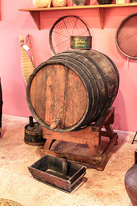 制造葡萄酒的旧橡木桶图片
