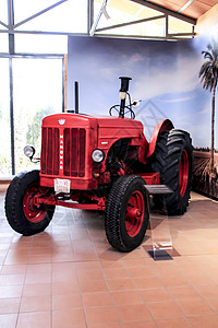 在博物馆展出Hanomag型老式拖拉机模型乡村农业古董农场收成工具引擎土地农民场地图片