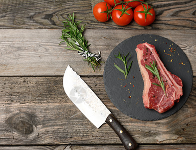 新鲜牛肉 黑板上带香料的脱衣牛排木板食物迷迭香腰肉桌子鱼片大理石纹质量牛扒腰部图片