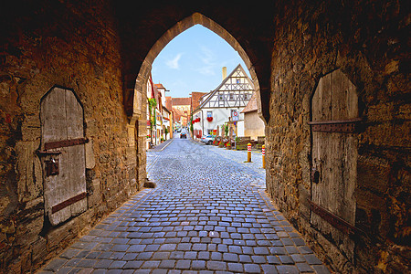 田园诗般的德国鹅卵石街道 中世纪德国小镇的塔门通道和街道建筑 德国巴伐利亚州图片