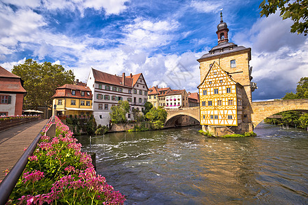 Bamberg 班贝格老城厅的景象和Regnitz河上两座桥梁图片