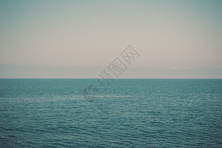 与海平线和清楚的蓝天-背景的海景 海上日落 夏天晚上休息的概念背景图片