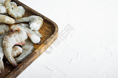 冷冻未经加工的生老虎虾 虾 木盘 白石表面 并有复制文本的空间图片