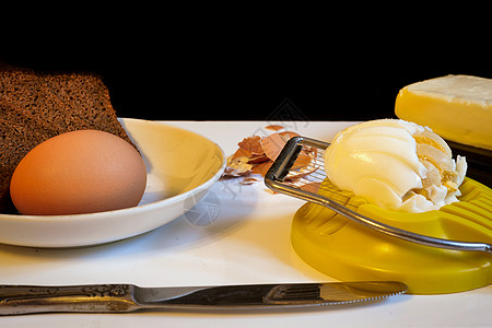 做早餐三明治 面包 黄油和鸡蛋切鸡蛋厨房乡村营养桌子小吃午餐烹饪美食食物图片