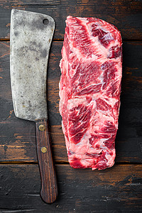 整片切口 大理石牛肉 肋骨首选肉 用老屠宰刀 在旧的黑木桌背景上图片