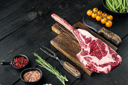 粗肋对牛排或牛仔牛排 生新鲜大理石质牛肉 配有烧烤原料 黑木桌背景 图片