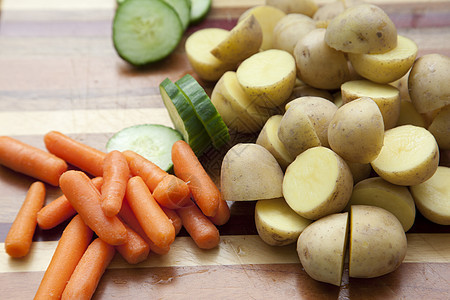 用胡萝卜和黄瓜切土豆图片