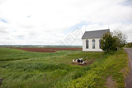 带有农田的乡村教会图片
