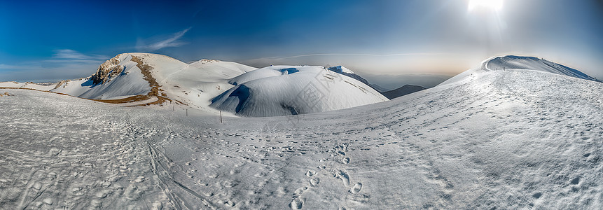 意大利坎波卡蒂诺 雪覆盖山丘的冬季风景景观滑雪旅行环境顶峰全景旅游季节蓝色太阳天空图片