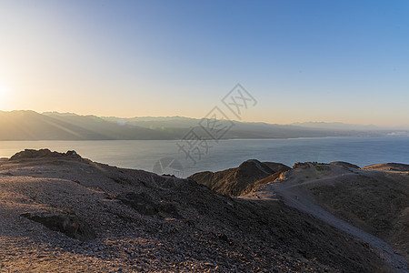 在红海背景下的沙漠中的山脉 什洛莫山 伊拉特以色列 火星像陆地风景陨石火山墙纸地质学行星宇宙灰尘岩石科学冒险图片