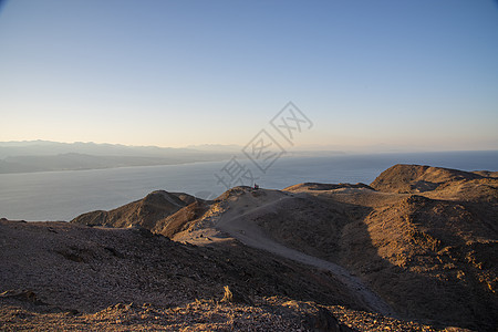 在红海背景下的沙漠中的山脉 什洛莫山 伊拉特以色列 火星像陆地风景科学灰尘国家行星地面荒野地质学勘探气氛宇宙图片