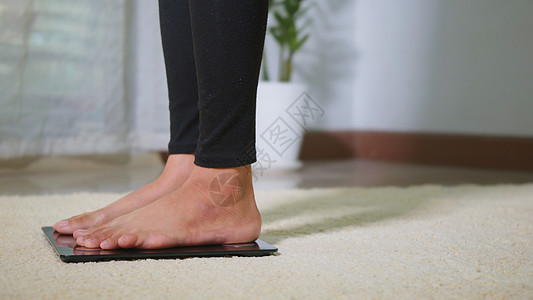 站在电压地板上站着的妇女腿脚营养身体减肥女孩控制浴室帮助测量地面损失图片