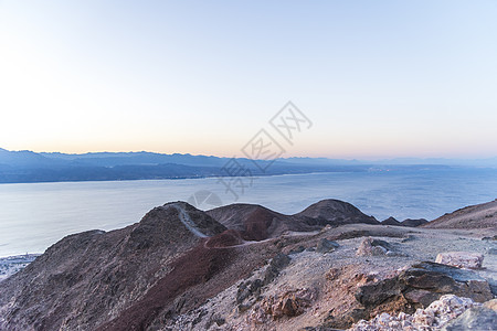 在红海背景下的沙漠中的山脉 什洛莫山 伊拉特以色列 火星像陆地风景火山气氛冒险橙子岩石地面顶峰国家陨石外星人图片