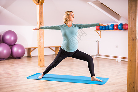 从事瑜伽的孕妇生活方式拉伸胎儿活力意识成人分娩训练女性姿势图片